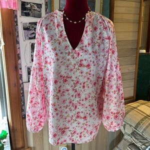 NWOT beautiful balloon sleeve.